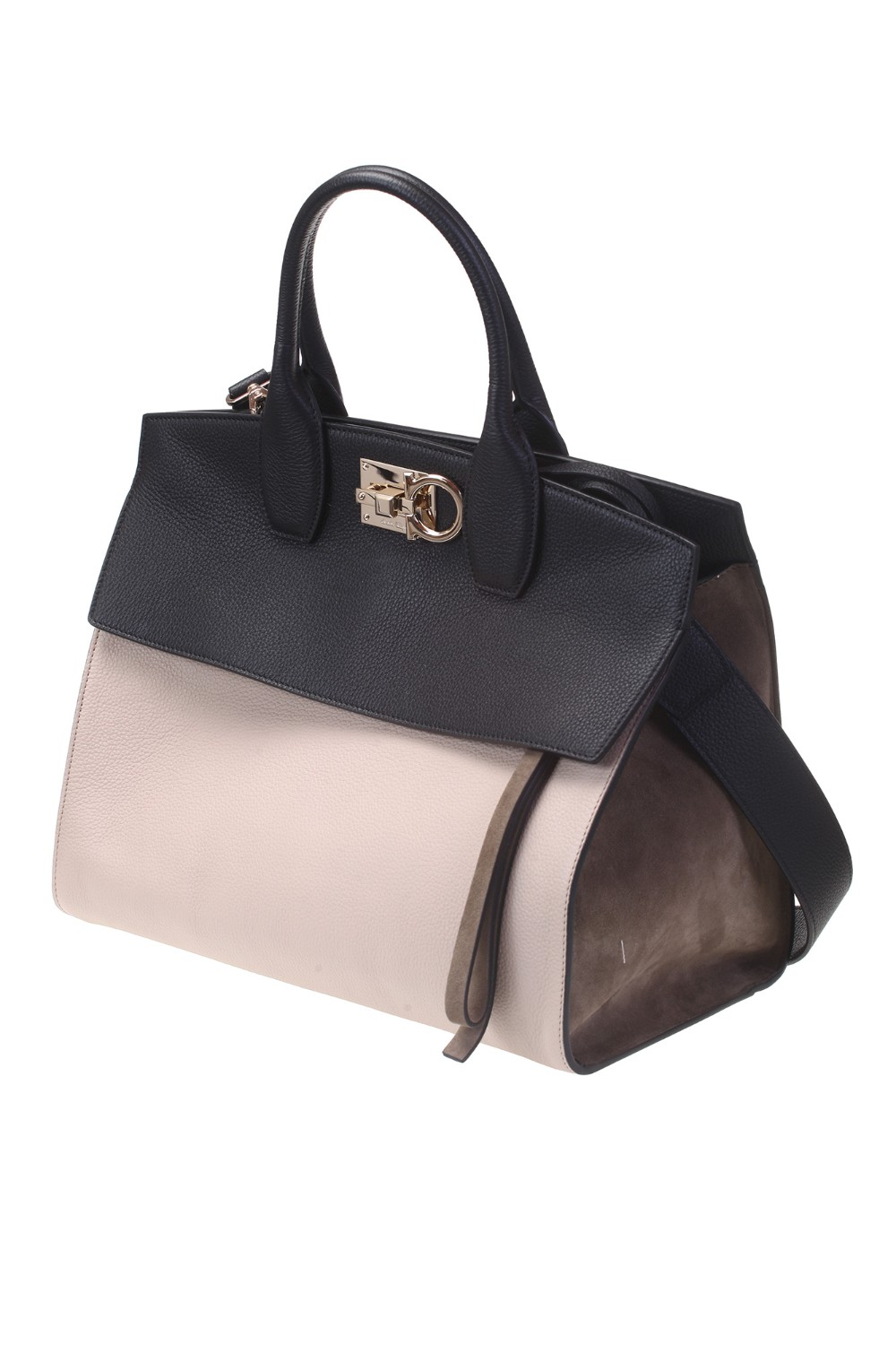 shop SALVATORE FERRAGAMO  Borsa: Salvatore Ferragamo maxi Studio Soft Bag.
Fianchi in suede.
Leggera e sfoderata.
Grande tasca frontale chiusa da zip e lungo tiretto in pelle.
Patta stondata.
Pouch interna estraibile.
Piedini con borchie.
Chiusura con slider Gancini in finitura dorata.
Dimensioni: Altezza 29 cm, Lunghezza 50 cm, Profondità 20 cm.
Composizione: 100% pelle di vitello.
Fabbricato in Italia.. 211772 THE STUDIO-031759187 number 8077114
